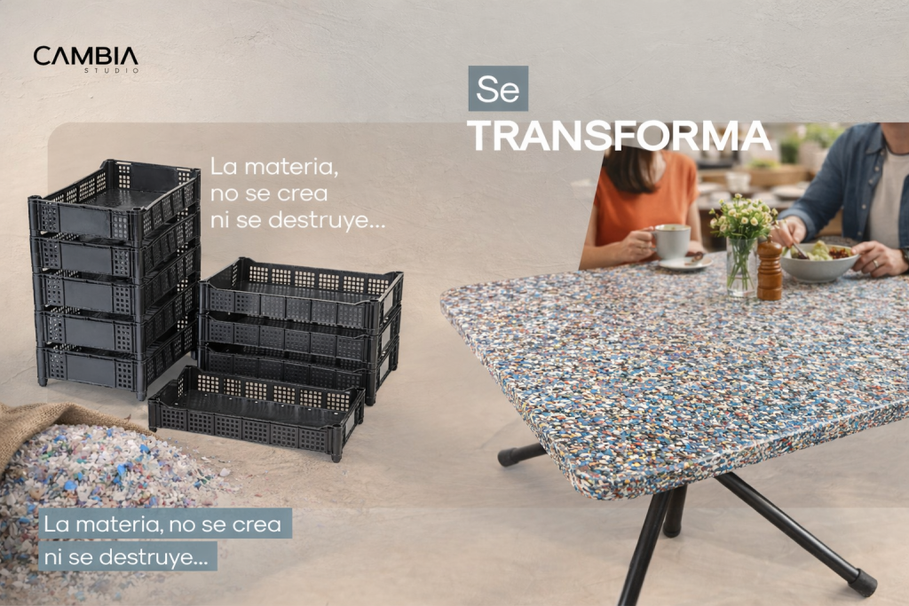 Fotografía horizontal que muestra la transformación del plástico reciclado en mobiliario sostenible. A la izquierda se observan cajones plásticos reutilizados como materia prima, y a la derecha una mesa de restaurante fabricada con plástico reciclado, con textura visible y mezcla de colores, integrada en un ambiente cálido y cotidiano. La imagen representa el proceso de economía circular aplicado al diseño de muebles para uso real.