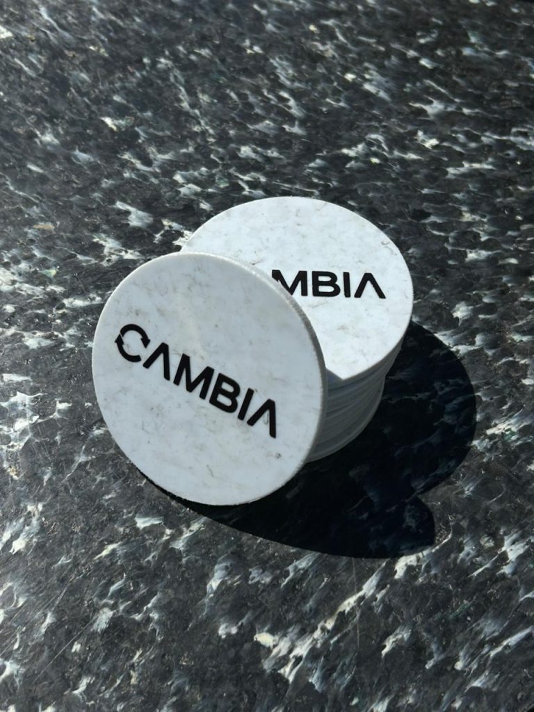Posa vaso de plástico reciclado sobre cubierta de plástico reciclado negra